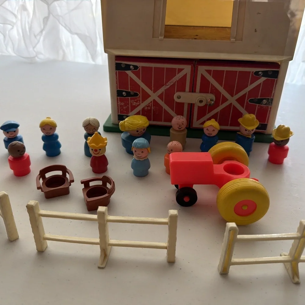 Vintage 1977 Fisher Price Play Family Farm #915 12 Little People!